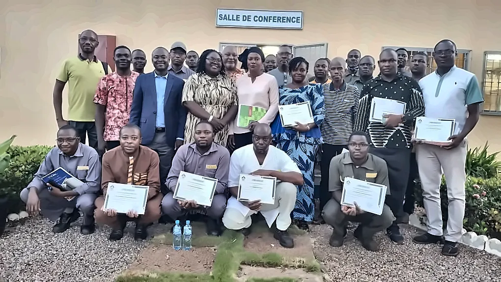 Une promotion de participants pose avec ses attestations de formation ALTIUM CONSEIL QSE