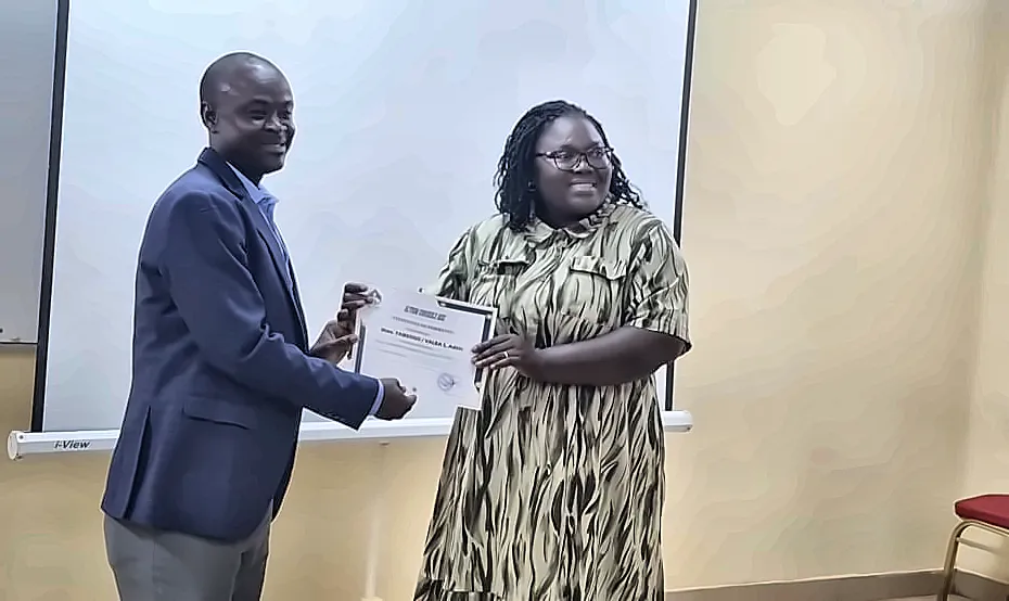Remise d'une attestation de formation ALTIUM CONSEIL QSE à une participante
