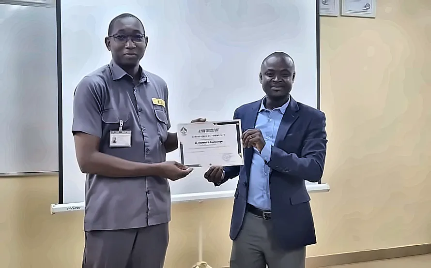 Remise d'une attestation de formation ALTIUM CONSEIL QSE à un participant