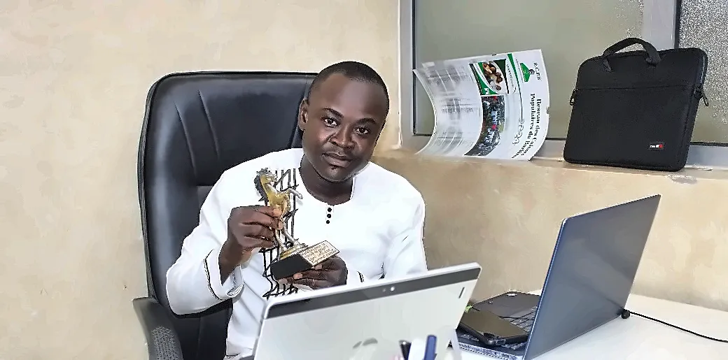 Roger Tchoropa KOTOPO à son bureau à Ouagadougou